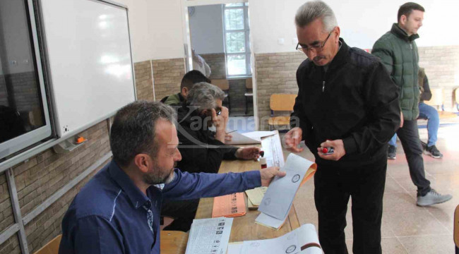 Karaman'da oy kullanma işlemi başladı