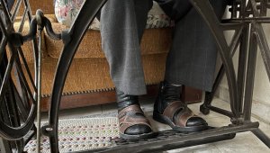 Kendisi ile yaşıt makinesiyle 70 yıllık mesleğini evinin balkonunda yapıyor