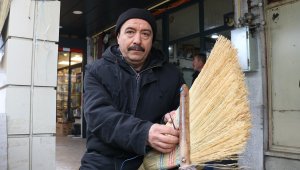 Ot süpürgeyle bir ömür, 40 yıldır satışını yapıyor