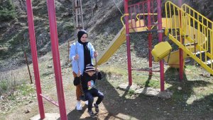 Pınar öğretmen 45 kilometrelik yolu tek öğrencisi için kat ediyor