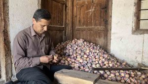 Tam 30 yıldır evinin bahçesinde yapıp satıyor