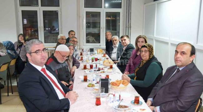 Vali Sarıibrahim, iftarını huzurevi sakinleri ile birlikte açtı