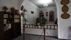 Evin içinde bulunan türbe vatandaşların dikkatini çekiyor