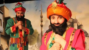 Kadın Hacivat oyuncusunun sahnedeki performansı büyük ilgi görüyor