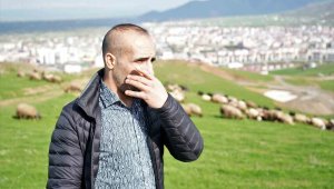 Kavalsız kaval sesi çıkarıyor