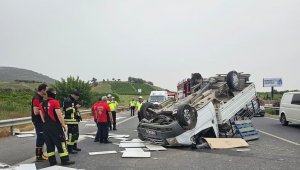 Lastiği patlayan kamyonet devrildi, sürücü öldü