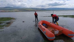 2 vatandaş sular altında kalan ovada mahsur kaldı