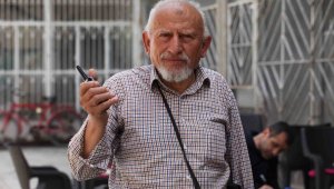 Bu çaycı farklı, telsizle torununa haber veriyor