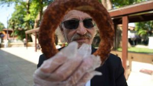 Bu simitçi çok farklı, istihbaratçı zanneden bile var