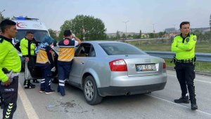 Direksiyon başında rahatsızlanan sürücü bariyerlere çarparak yaralandı