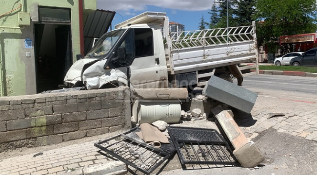 Kontrolden çıkan kamyonet bahçe duvarını yıktı: 2 yaralı