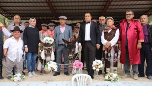 Nesli tükenmesin diye eşeklere düğün yaptılar