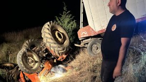 Devrilen traktörün altında can verdi