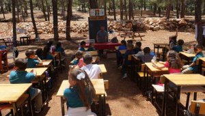 Karaman'da öğrenciler açık havada ders görüyor