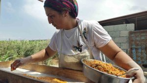 Kavurucu sıcakta evlatlarını okutabilmek için tandır başında ter döküyorlar