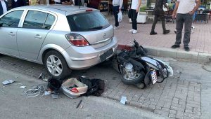 Otomobile çarpan motosiklet parçalandı: 1 yaralı