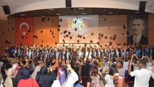 Uygulamalı Bilimler Yüksekokulu'nda mezuniyet heyecanı