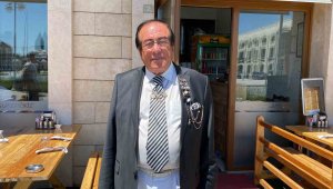 Yaşına rağmen her gün şehrin en şık giyineni o oluyor