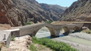 8 asırlık Kız Köprüsü, ziyaretçilerine eşsiz manzara sunuyor