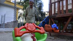 Gören dönüp bir daha bakıyor