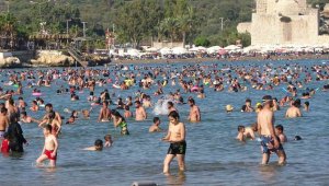 Deniz sıcaklığı 32 derece: Kızkalesinde tatilci yoğunluğu