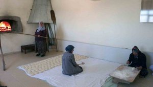 Kadınların imece usulü 'Golit' ekmeği mesaisi