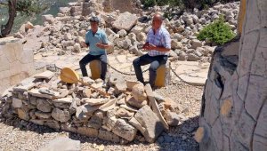 Mut'taki Karacaoğlan'ın anıt mezarı bakım bekliyor