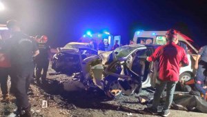 Otomobiller kafa kafaya çarpıştı: 2 ölü, 6 yaralı