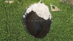 Pancar ekili tarlada 40 metre derinlikte obruk oluştu