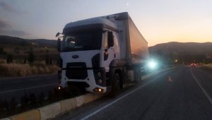 Sürücü direksiyon başında rahatsızlanan tır refüje çıktı