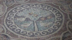 Üstünde elma ağacı olan tek antik mozaik