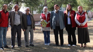Kuş evleri, huzurevi sakinleriyle birlikte ağaçlara yerleştirildi
