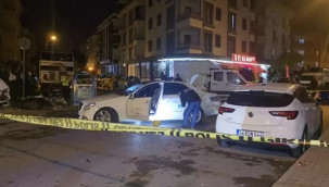 Kaçtıkları otomobille 2 araca çarptılar