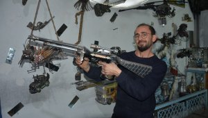 Görenler şaşırıyor, dikiş makinesinden tüfek!