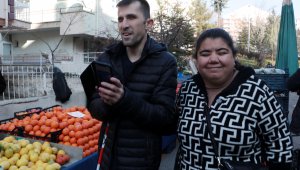 Görme engelli öğretmen çiftin gözü, telefona indirdikleri uygulama