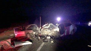 iki otomobil kafa kafaya çarpıştı: 4 ölü, 2 yaralı