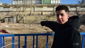 Çökmeden önce restoranda fayanslar düşmeye başlamış