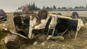 Karaman'da hafif ticari araç otomobile çarptı: 4 yaralı