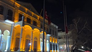 Milli yas nedeniyle bayraklar yarıya indirildi