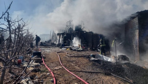 Yangında ev ve depolar kullanılamaz hale geldi