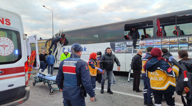 Yolcu otobüsü, kamyona çarptı: 2 ölü, 24 yaralı