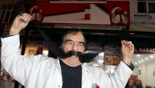 1 metrelik bıyığı ile ilçenin tanıtımını yapıyor