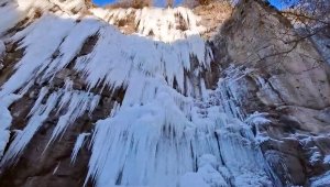 Ilısu Şelalesi buz tuttu