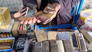 Seyyar tezgahında 40 yıldır bu işi yapıyor