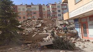 6 katlı bina yıkım sırasında çöktü