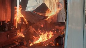 Bahçedeki kuru otlar tutuştu, konteyner ev yandı