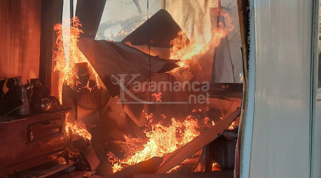 Bahçedeki kuru otlar tutuştu, konteyner ev yandı