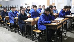 Bölümün tek kız öğrencisi, babasını patron yapmak istiyor