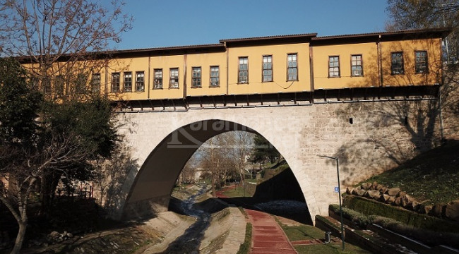 Dünyanın ilk çarşılı köprüsü iki ilçeyi bir birine bağlıyor