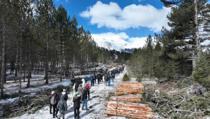 'Glokom' hastalığına dikkat çekmek için karda 7 kilometre yürüdüler